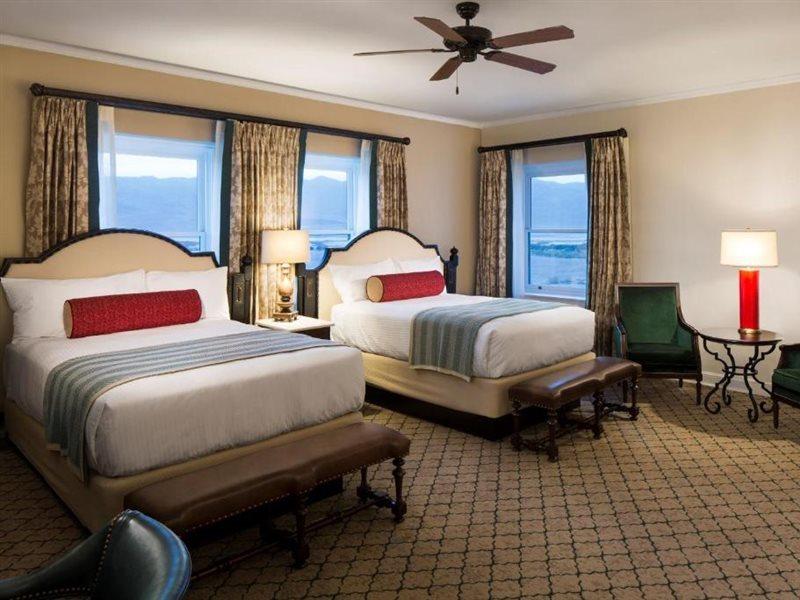 The Inn At Indian Village Exterior foto A guest room at the Omni Shoreham Hotel