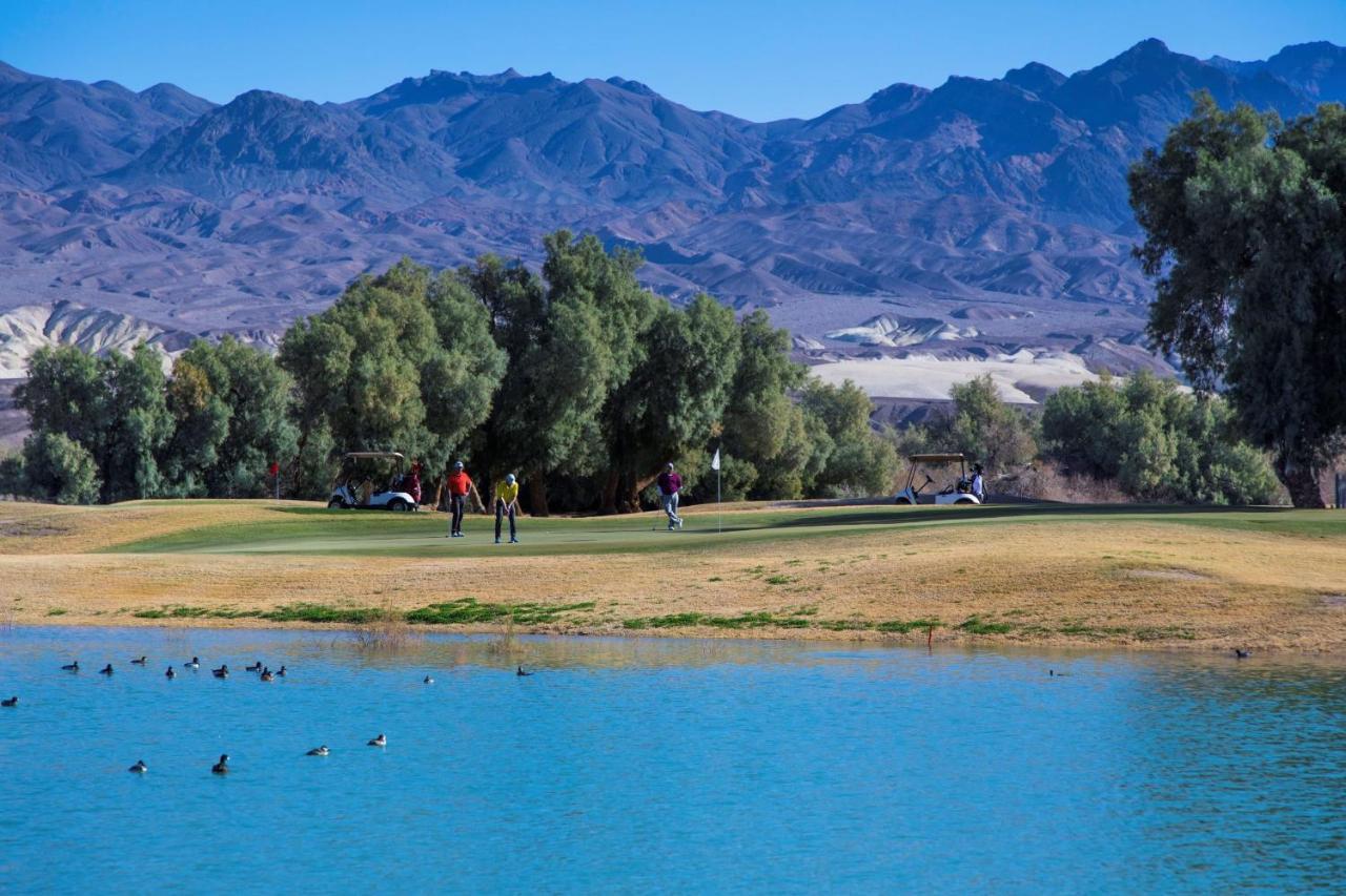 The Inn At Indian Village Exterior foto Golfers at the 18th green of the Mountain Shadows Golf Club